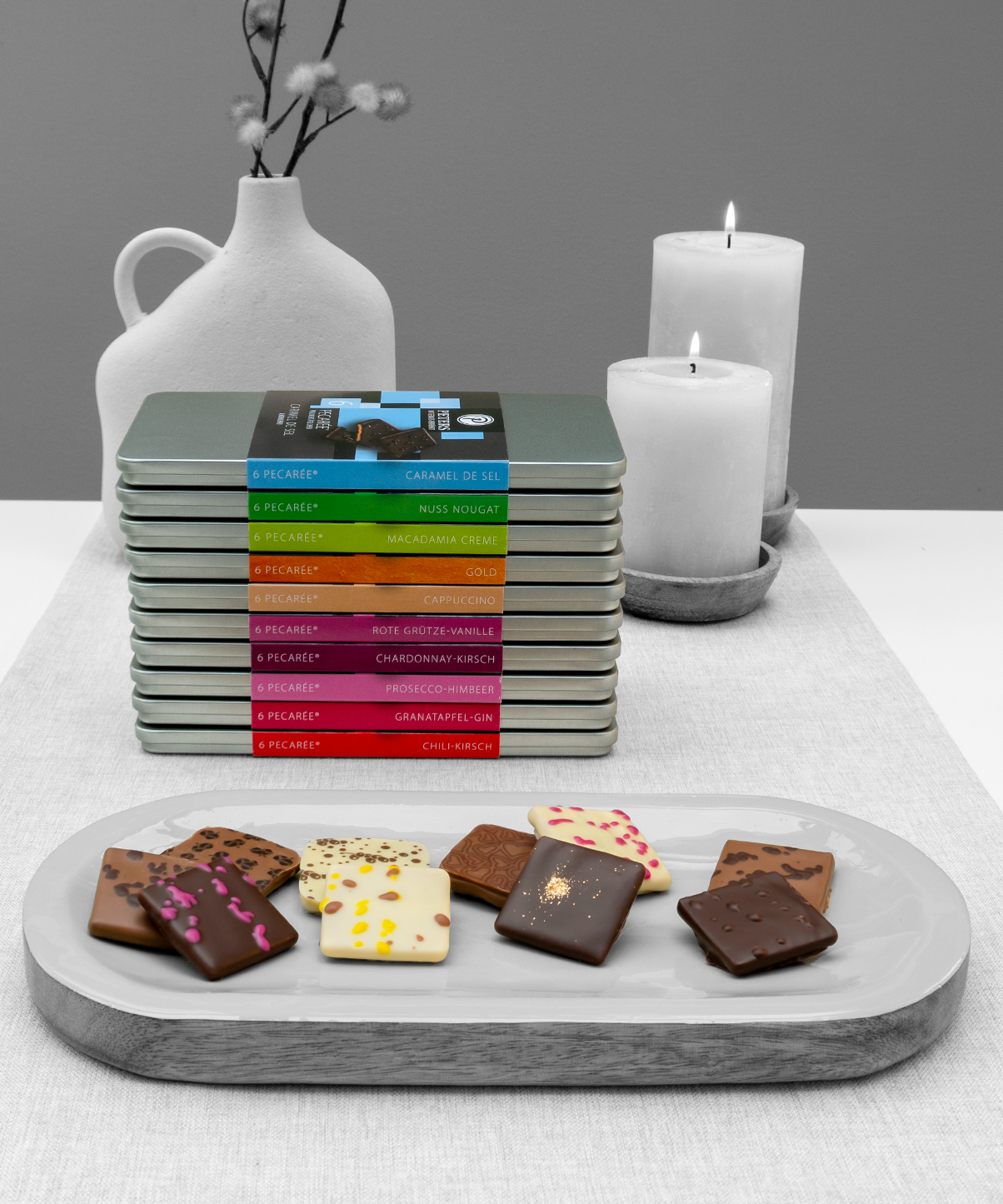 Verschiedenen Geschmacksrichtungen Schoko Täfelchen auf einem Teller