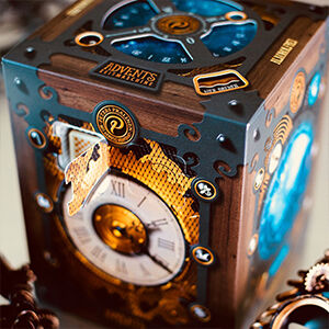 Geöffneter PETERS Würfel-Adventskalenders „Zeitmaschine“ mit Sicht auf Pralinenfächer